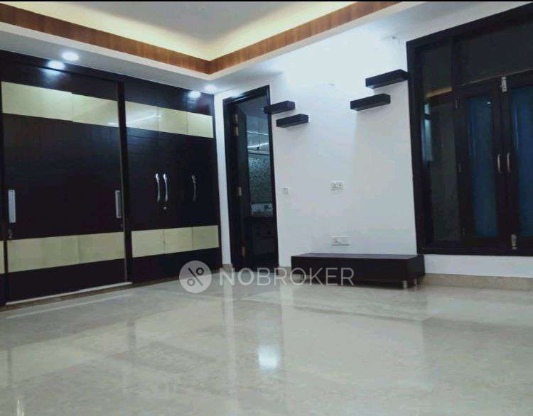 4 BHK Flat In Model Town No...