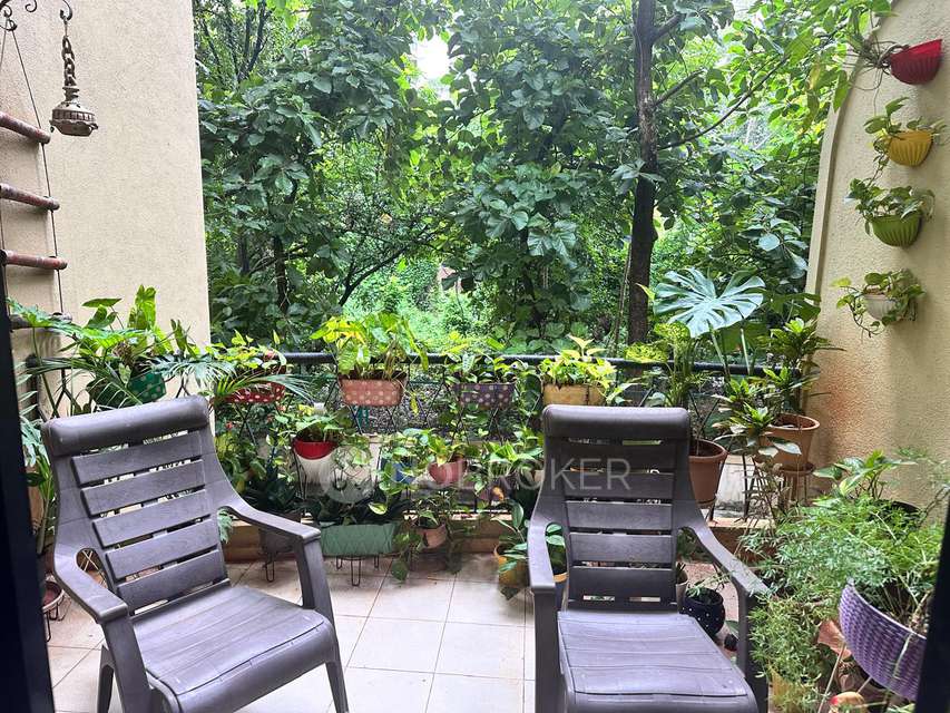 2 BHK Flat In West View Apa...